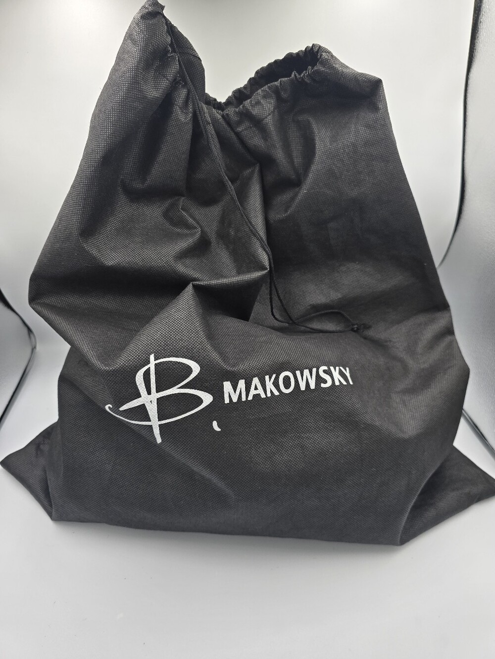 B MAKOWSKY Dust Bag Storage Cover Black Medium-sized 21"X22" *FLAW*